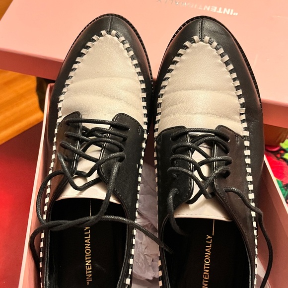Intentionally Blank Saintly Black & White Oxfords - Picture 2 of 6